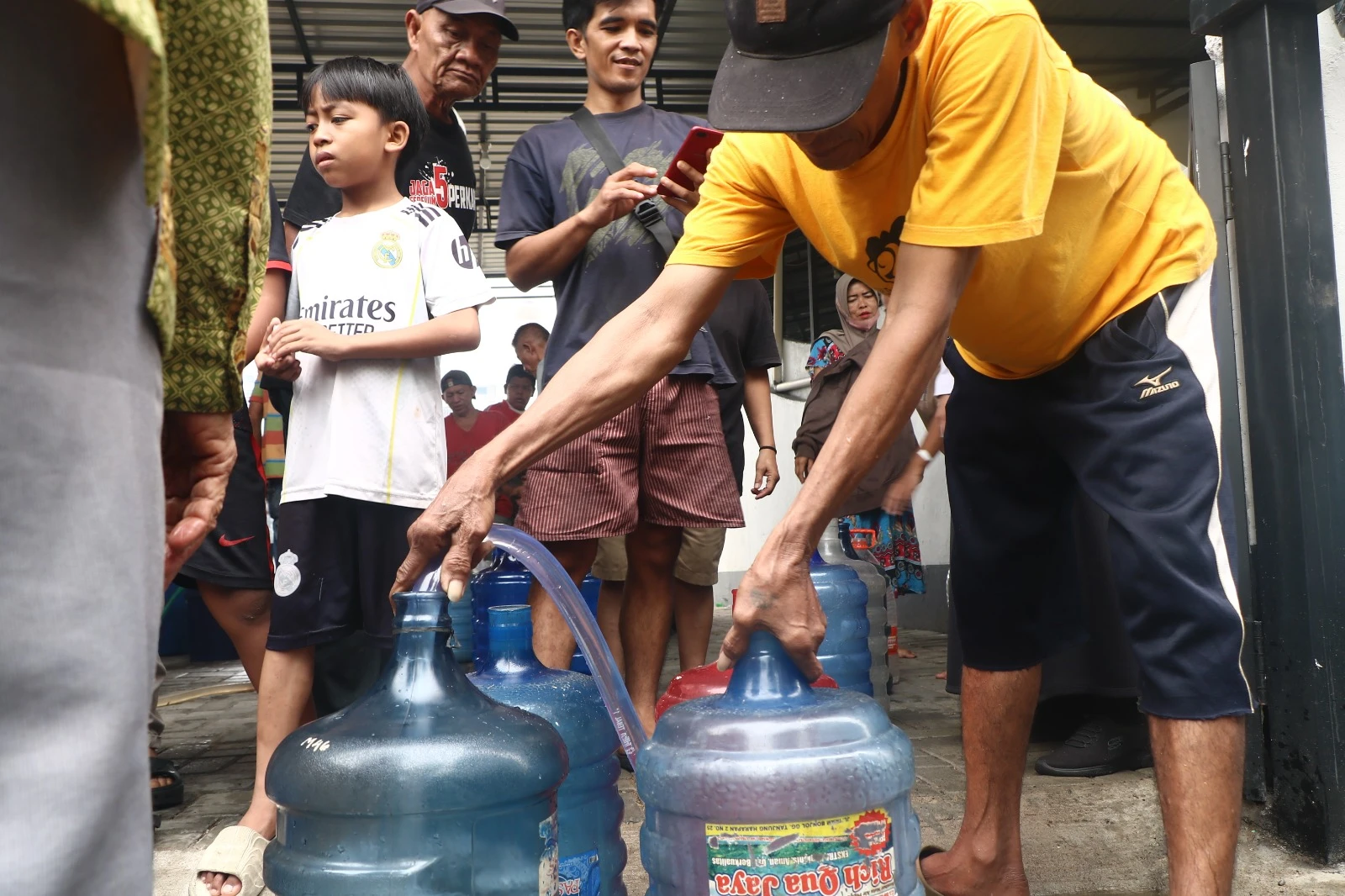 Pemkot Pontianak Distribusikan Air Bersih untuk Warga di Masjid Al Falah